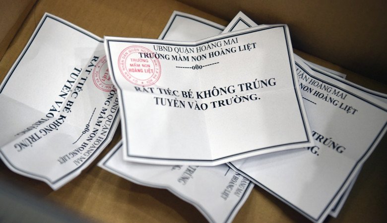 Năm ngoái, Trường Mầm non Hoàng Liệt (quận Hoàng Mai) phải tổ chức cho phụ huynh bốc thăm suất học vào trường cho con vì nhu cầu vào học vượt khả năng đáp ứng.