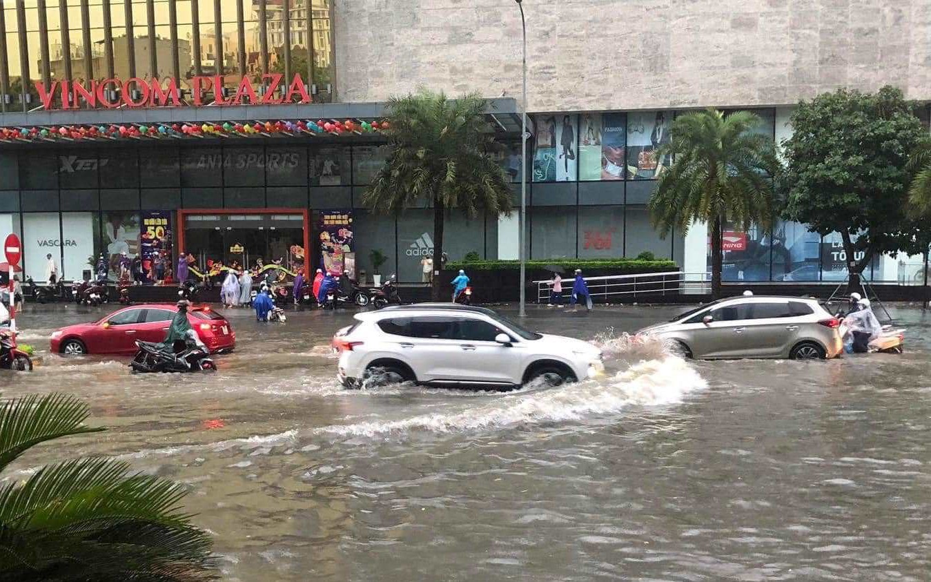 Nhiều tuyến phố ở Thanh Hóa ngập sâu, người dân bì bõm trong biển nước