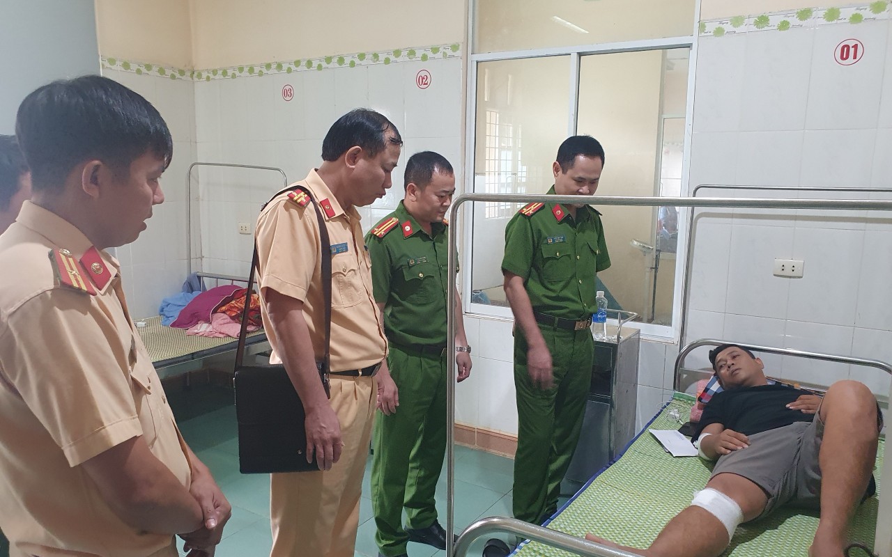Tạm giữ nam thanh niên đâm xe khiến CSGT ở Quảng Trị bị thương
