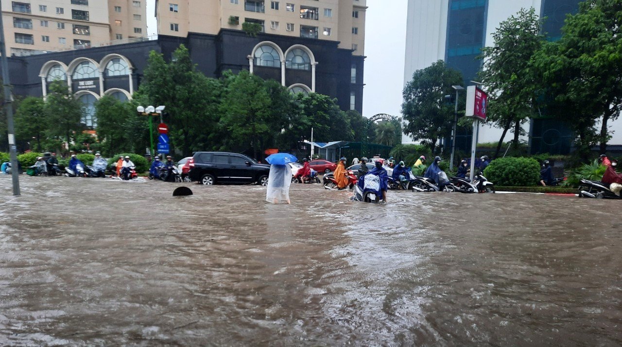 Hà Nội: Người dân 'rẽ nước' đội mưa đi làm, nhiều tuyến đường tắc cứng cả cây số - Ảnh 3.