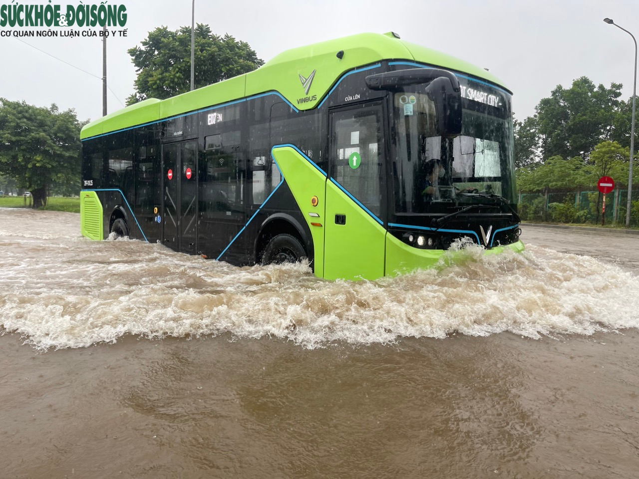 Đường phố Hà Nội ngập sâu sau mưa lớn, người dân chèo thuyền di chuyển - Ảnh 5.