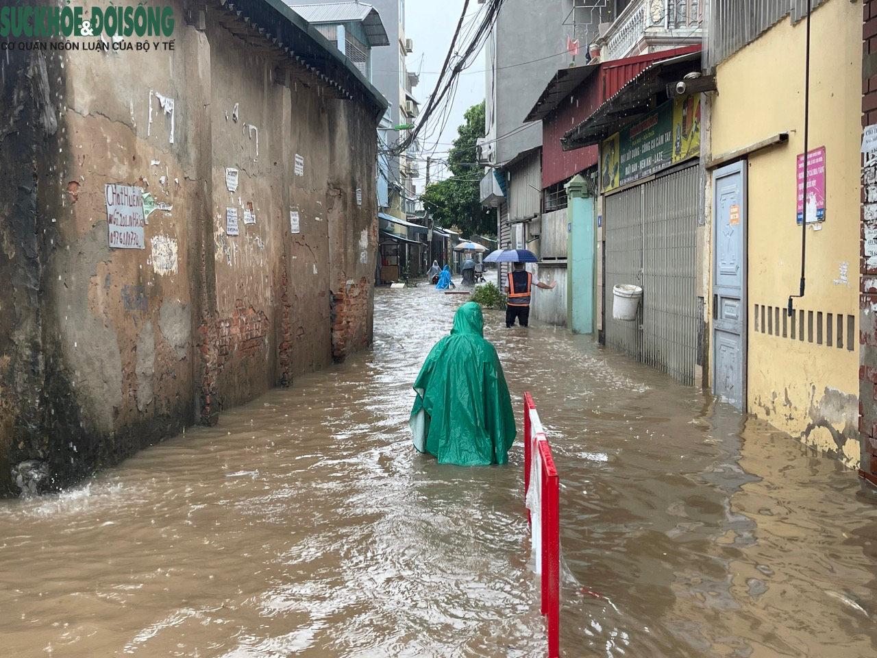 Đường phố Hà Nội ngập sâu sau mưa lớn, người dân chèo thuyền di chuyển - Ảnh 10.