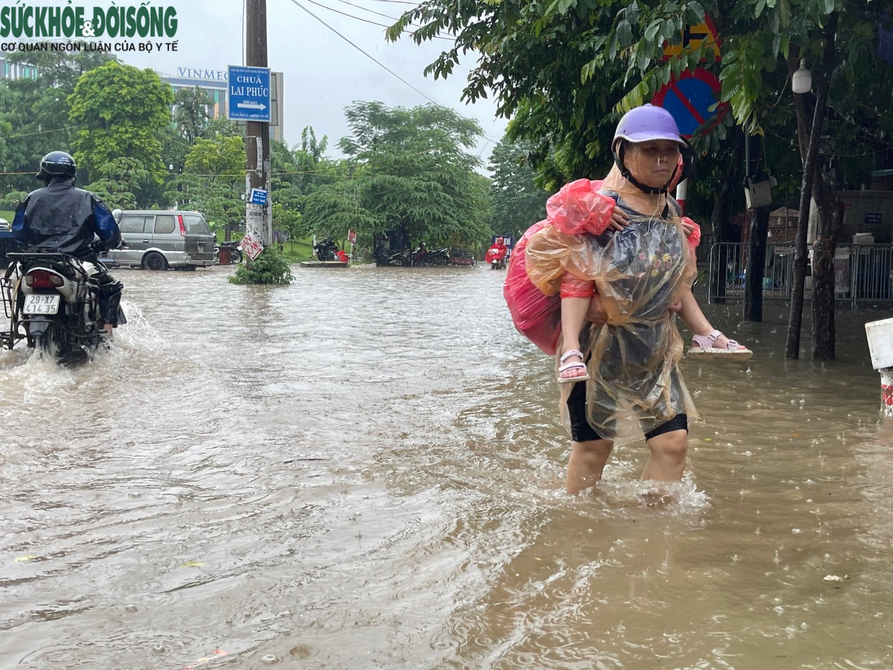 Đường phố Hà Nội ngập sâu sau mưa lớn, người dân chèo thuyền di chuyển - Ảnh 11.