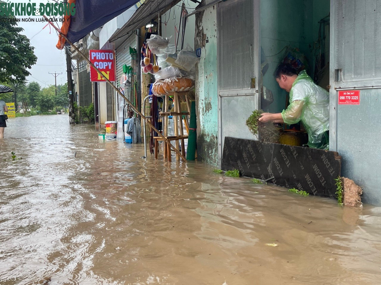 Đường phố Hà Nội ngập sâu sau mưa lớn, người dân chèo thuyền di chuyển - Ảnh 13.