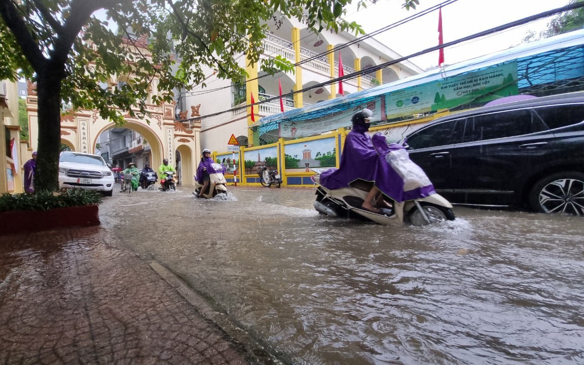 Tổng lượng mưa nhiều khu vực ở Hà Nội sáng nay đạt mức rất cao