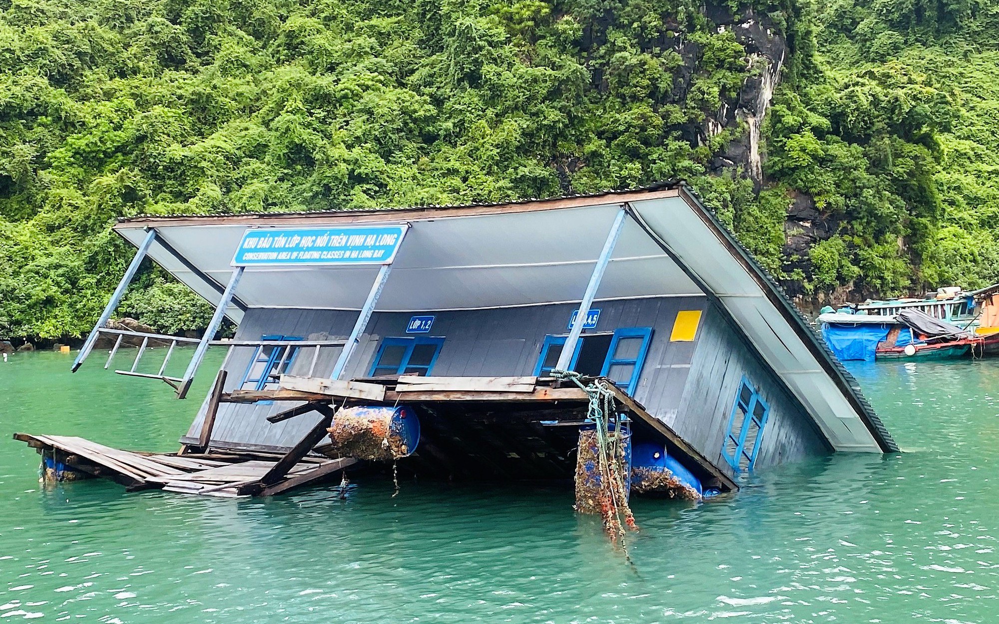 Quảng Ninh tìm cách "cứu" nhà bè ở làng chài Cửa Vạn đang bị chìm một phần xuống biển