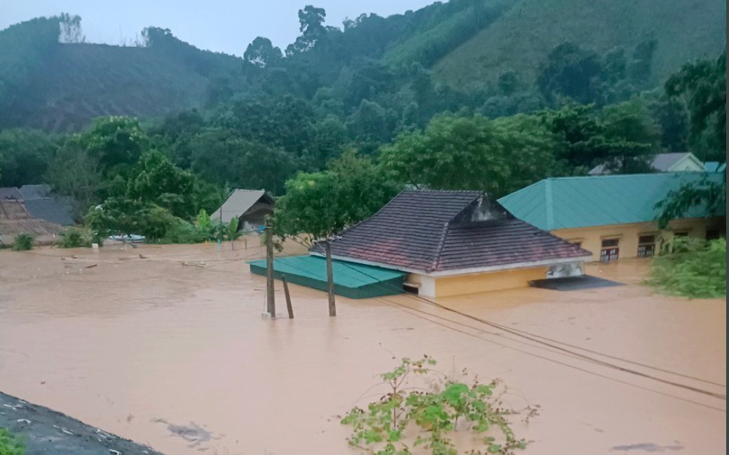 Mưa lũ miền Trung: Hơn 1.400 ngôi nhà ở Nghệ An ngập trong biển nước