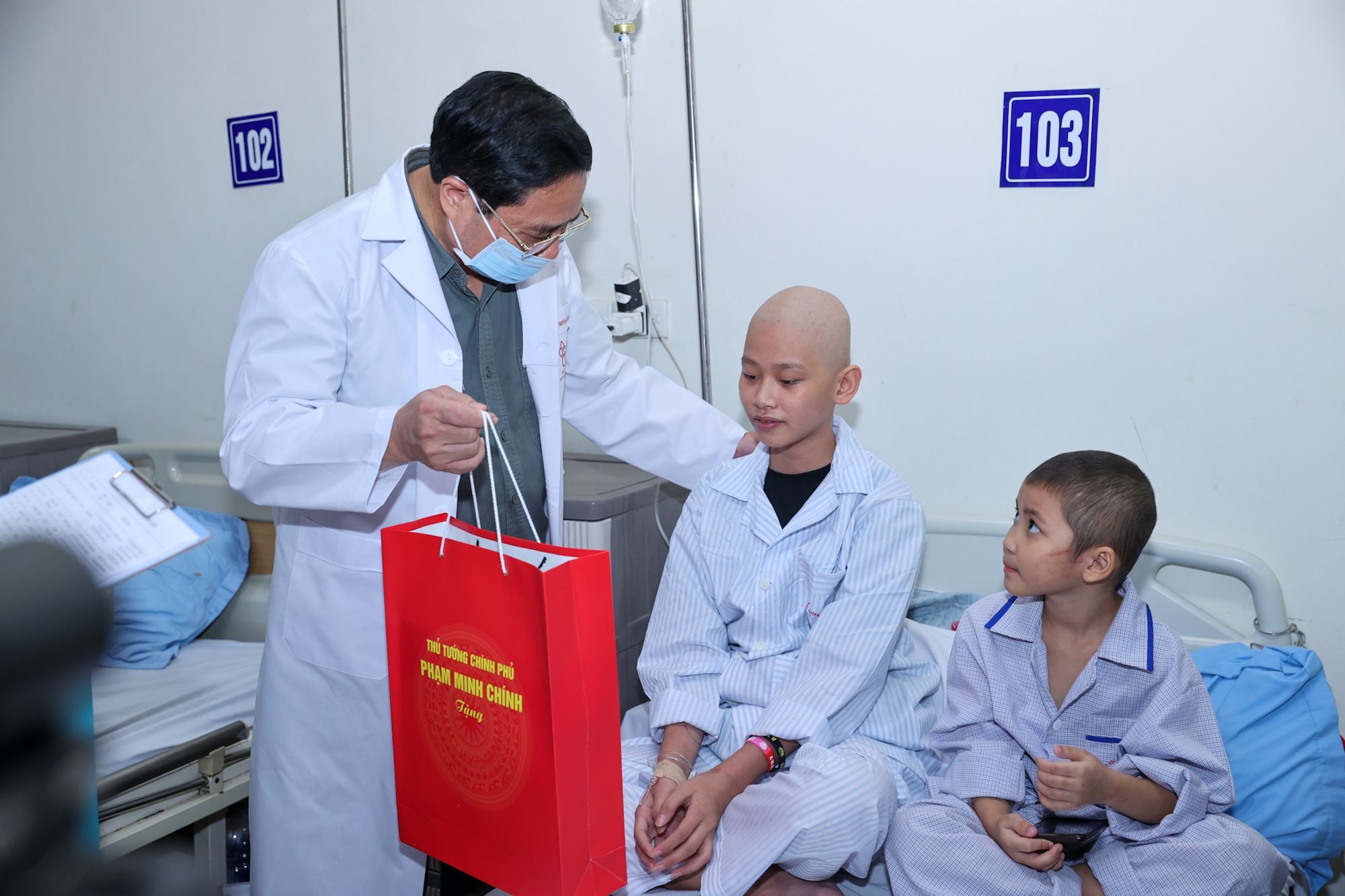 Thủ tướng thăm, tặng quà, động viên bệnh nhi tại Viện Huyết học - Truyền máu TW dịp Tết Trung thu
 - Ảnh 6.