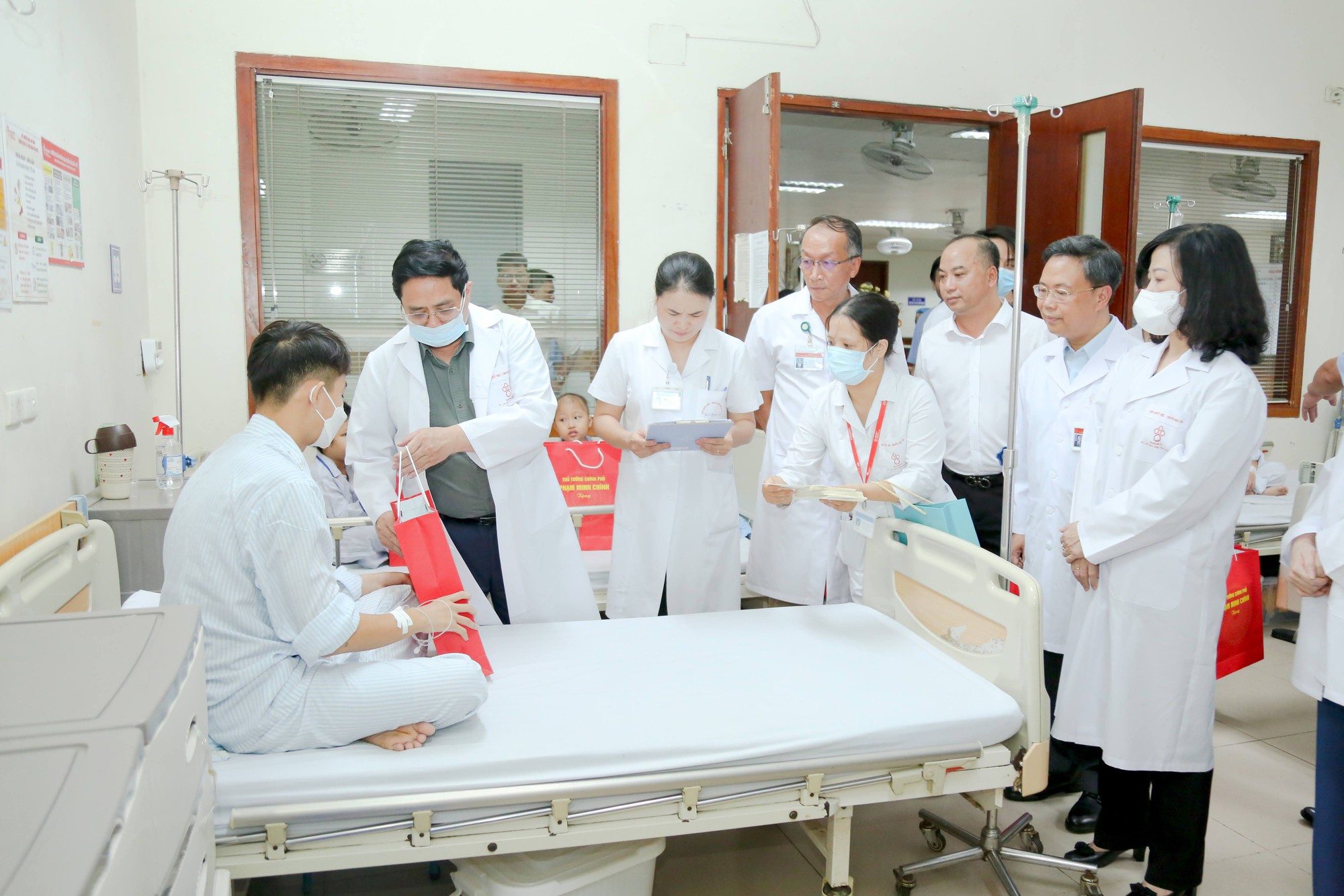 Thủ tướng thăm, tặng quà, động viên bệnh nhi tại Viện Huyết học - Truyền máu TW dịp Tết Trung thu
 - Ảnh 5.