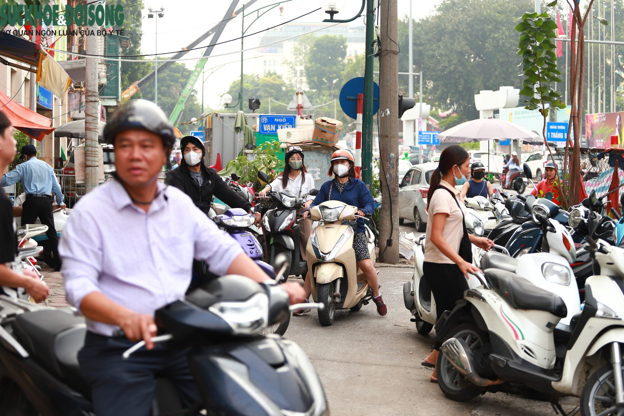 Người dân ngậm ngùi &quot;quay xe&quot; vì đường đang đi thì bất ngờ bị chặn - Ảnh 4.