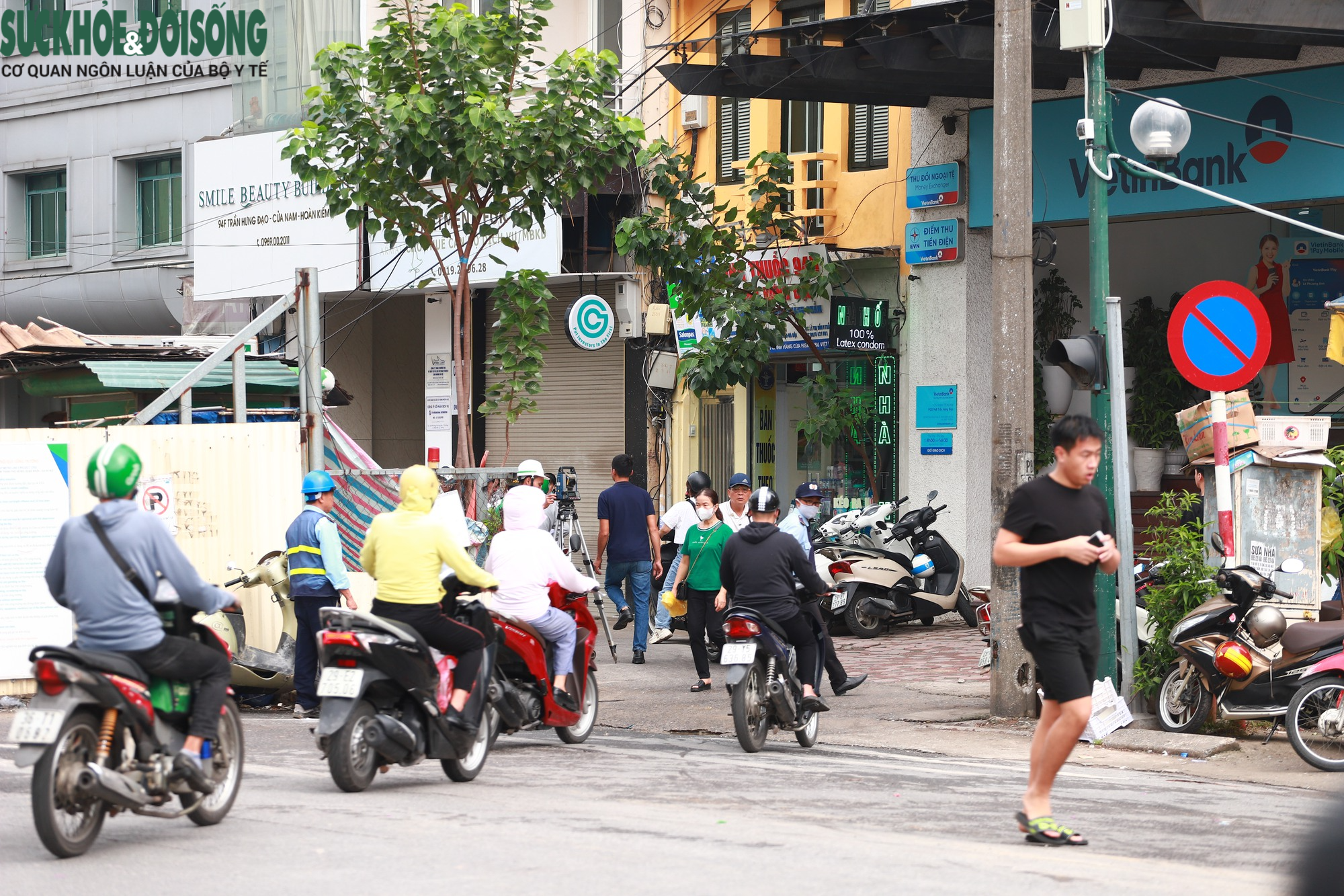 Người dân ngậm ngùi &quot;quay xe&quot; vì đường đang đi thì bất ngờ bị chặn - Ảnh 9.