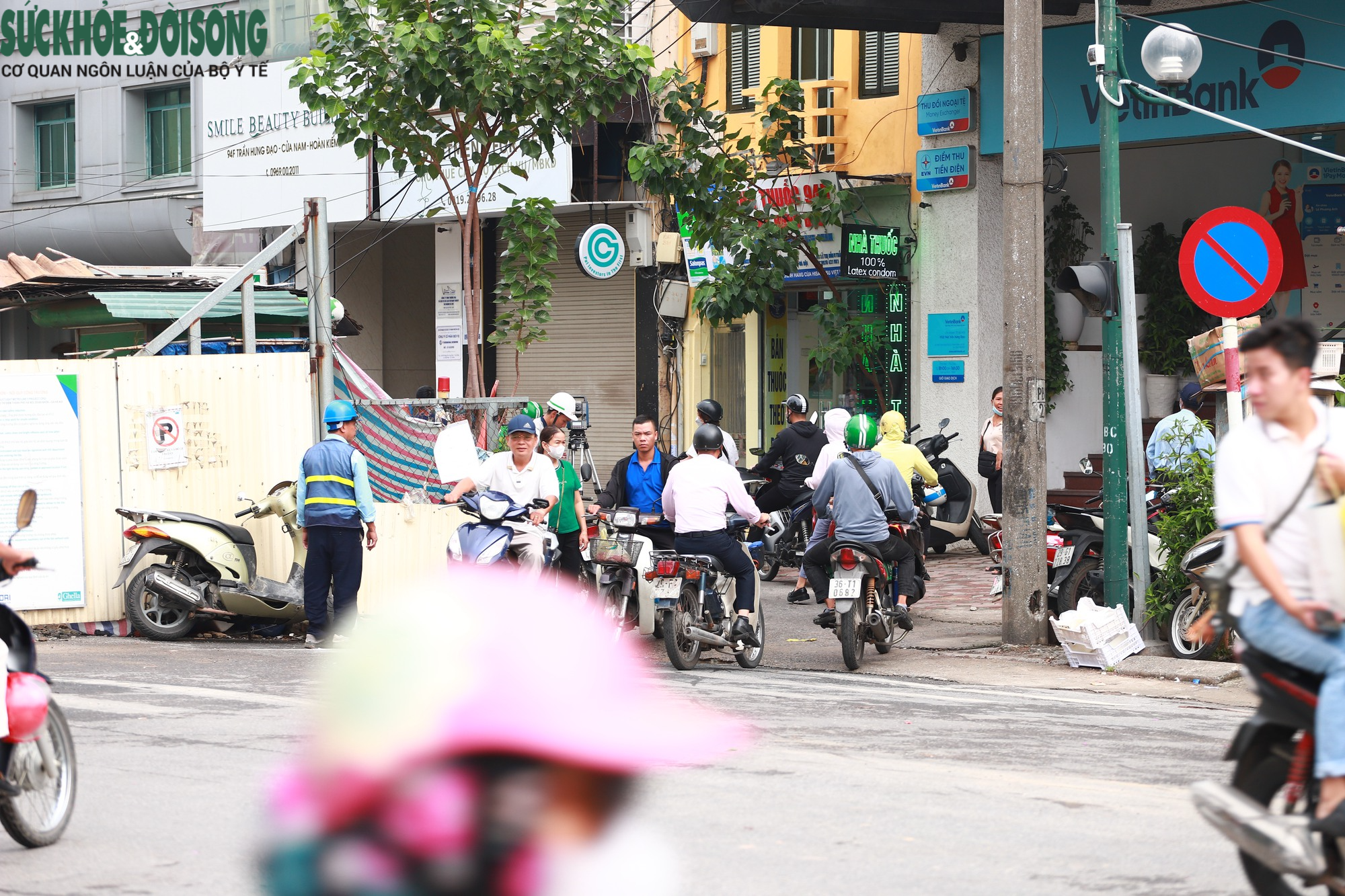 Người dân ngậm ngùi &quot;quay xe&quot; vì đường đang đi thì bất ngờ bị chặn - Ảnh 10.