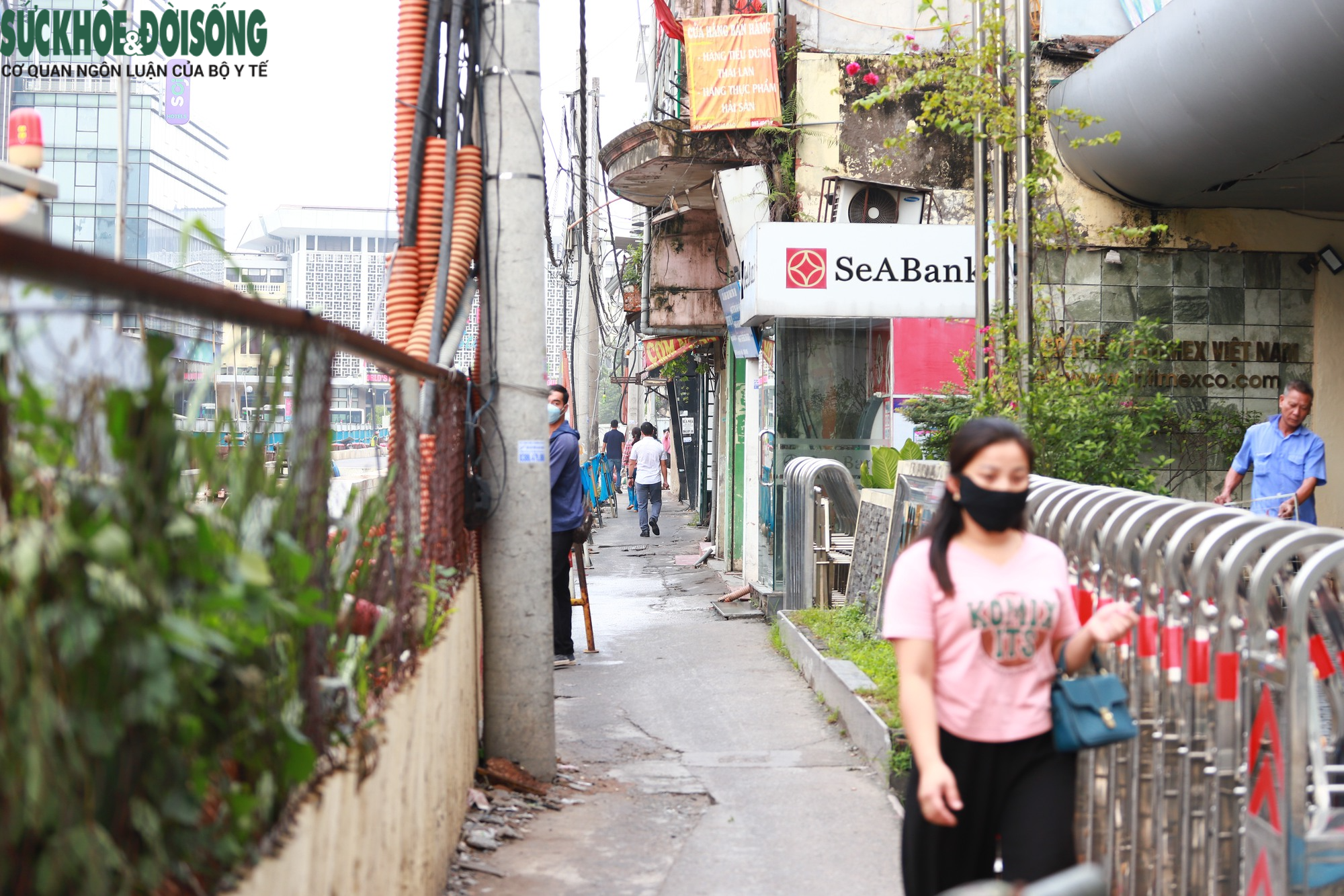 Người dân ngậm ngùi &quot;quay xe&quot; vì đường đang đi thì bất ngờ bị chặn - Ảnh 13.