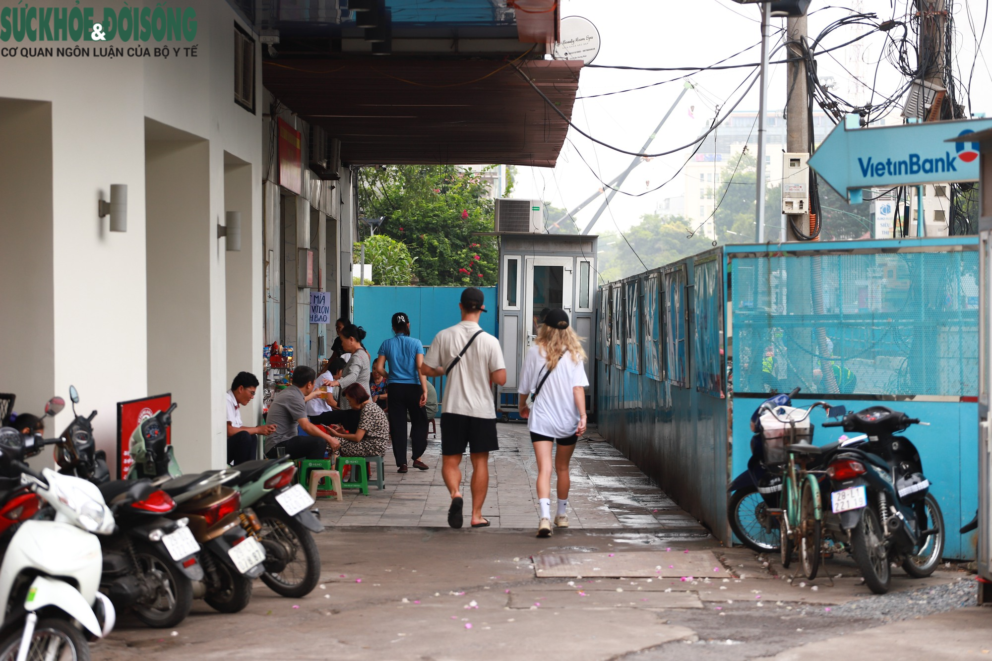 Người dân ngậm ngùi &quot;quay xe&quot; vì đường đang đi thì bất ngờ bị chặn - Ảnh 18.