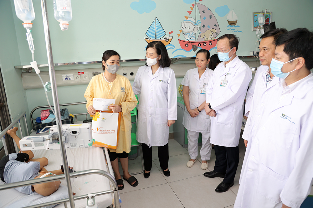 Ngày Tết Trung thu, Bộ trưởng Bộ Y tế Đào Hồng Lan đến thăm, động viên bệnh nhi ung thư 
 - Ảnh 3.