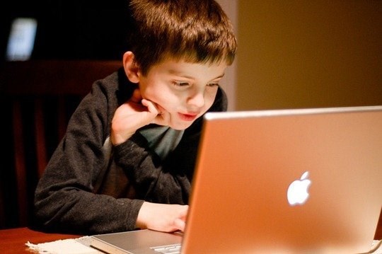 Trang bị cho trẻ kỹ năng số để tránh rủi ro khi sử dụng internet - Ảnh 1.