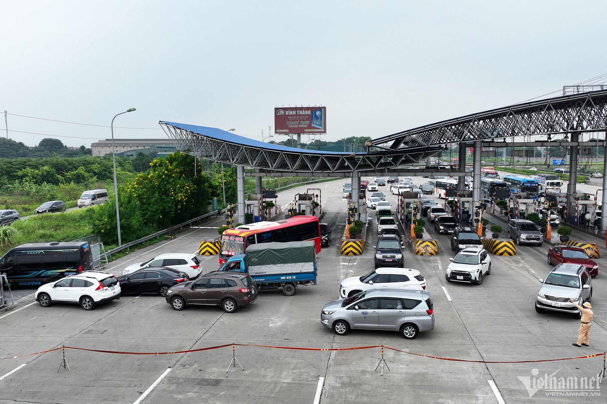 Chưa kết thúc nghỉ lễ, các cửa ngõ về Hà Nội ùn tắc kéo dài - Ảnh 5.