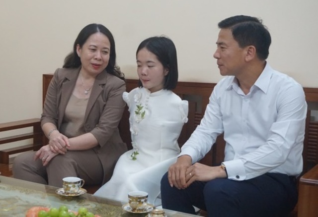 Phó Chủ tịch nước Võ Thị Ánh Xuân thăm cô giáo không tay ở Thanh Hóa - Ảnh 1.