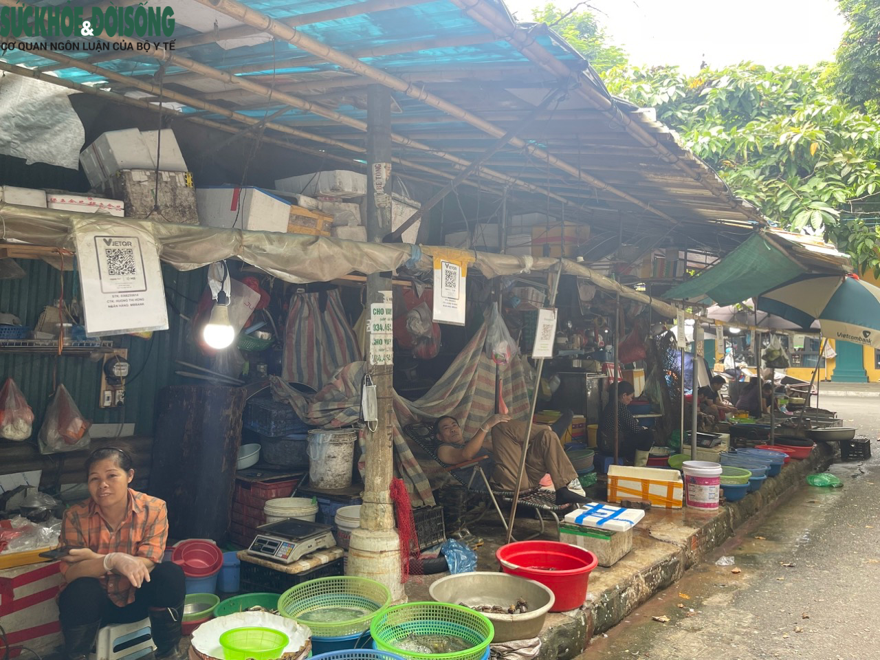 Thanh toán không tiền mặt lên ngôi, uống cốc trà đá, mua mớ rau cũng “ting ting” - Ảnh 1.