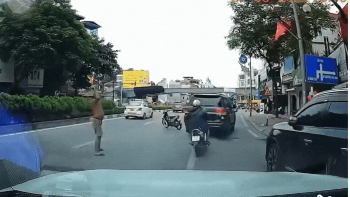 Khởi tố người đàn ông phi dao vào ô tô ở Hà Nội - Ảnh 1.