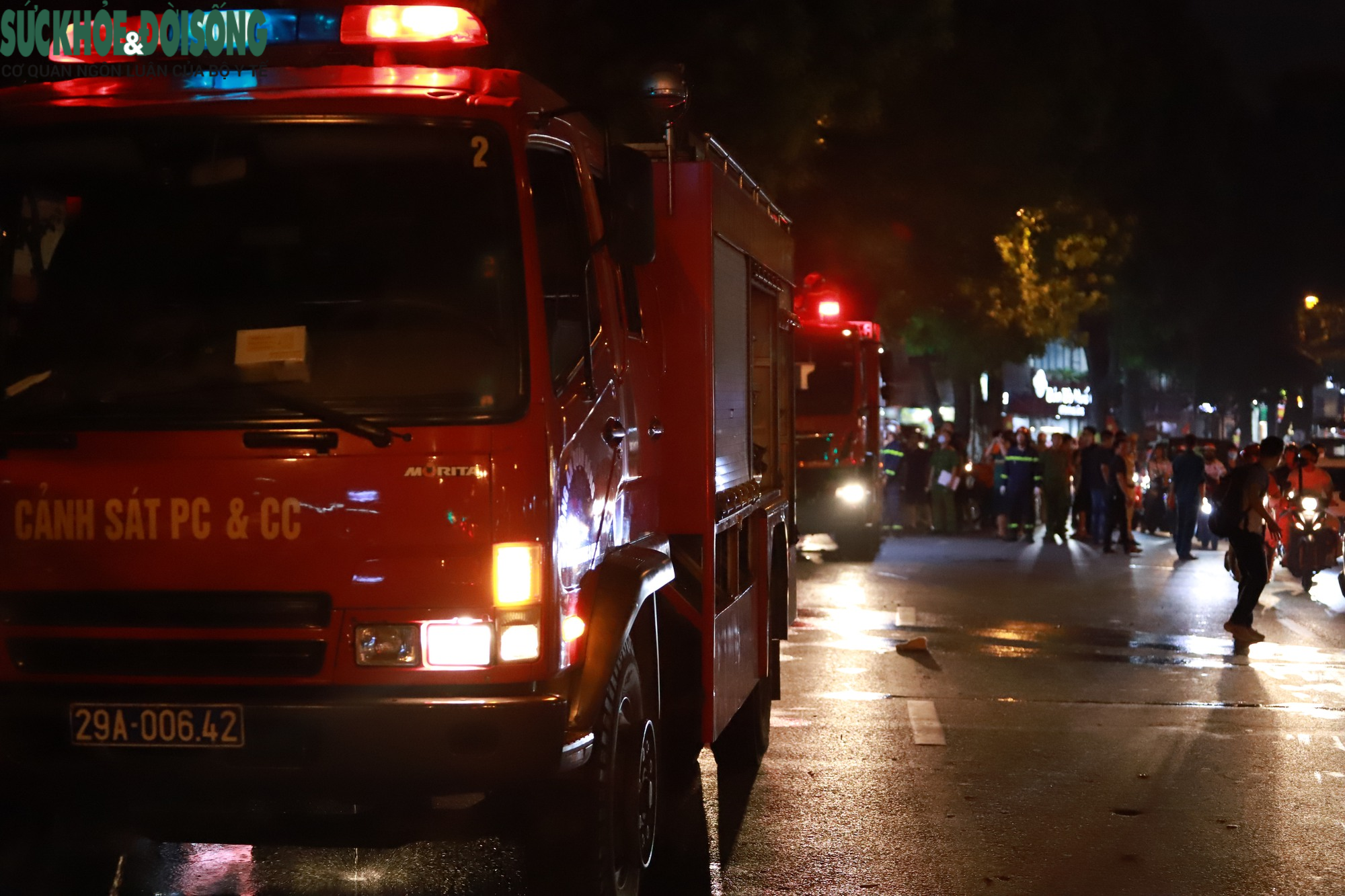 Hà Nội: Nhà 6 tầng bất ngờ tốc cháy, người dân hô hoán bỏ chạy - Ảnh 4.