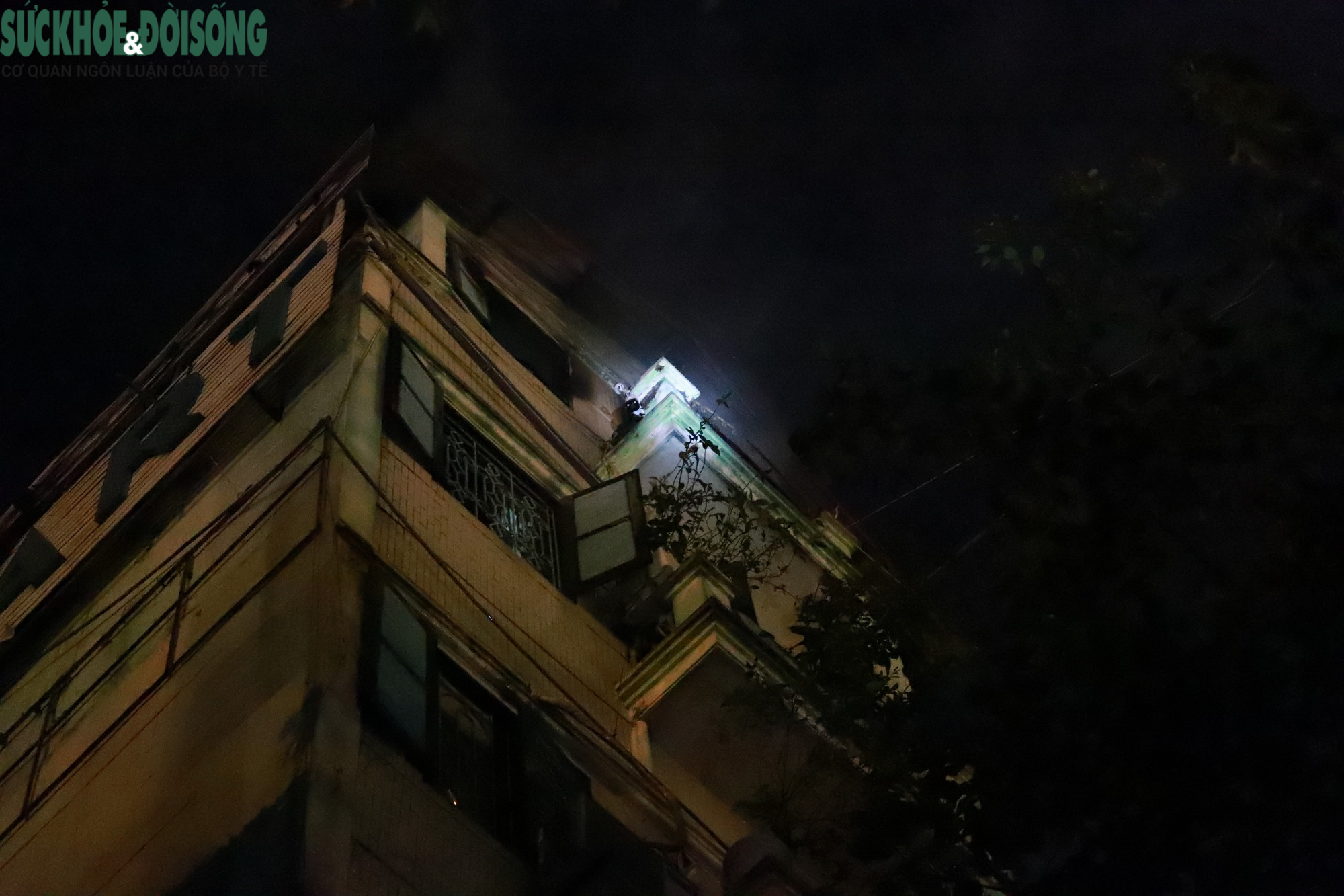 Hà Nội: Nhà 6 tầng bất ngờ tốc cháy, người dân hô hoán bỏ chạy - Ảnh 15.