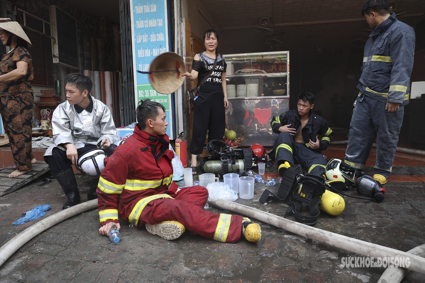 Cảnh sát PCCC&CNCH nhanh chóng dập tắt vụ hỏa hoạn trên đường Tam Trinh, Hà Nội - Ảnh 8.