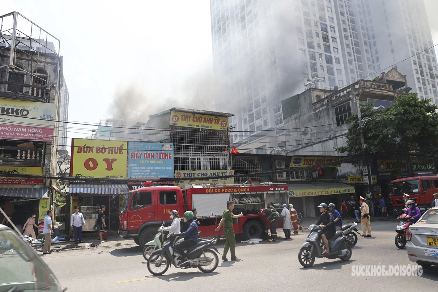Cảnh sát PCCC&CNCH nhanh chóng dập tắt vụ hỏa hoạn trên đường Tam Trinh, Hà Nội - Ảnh 3.