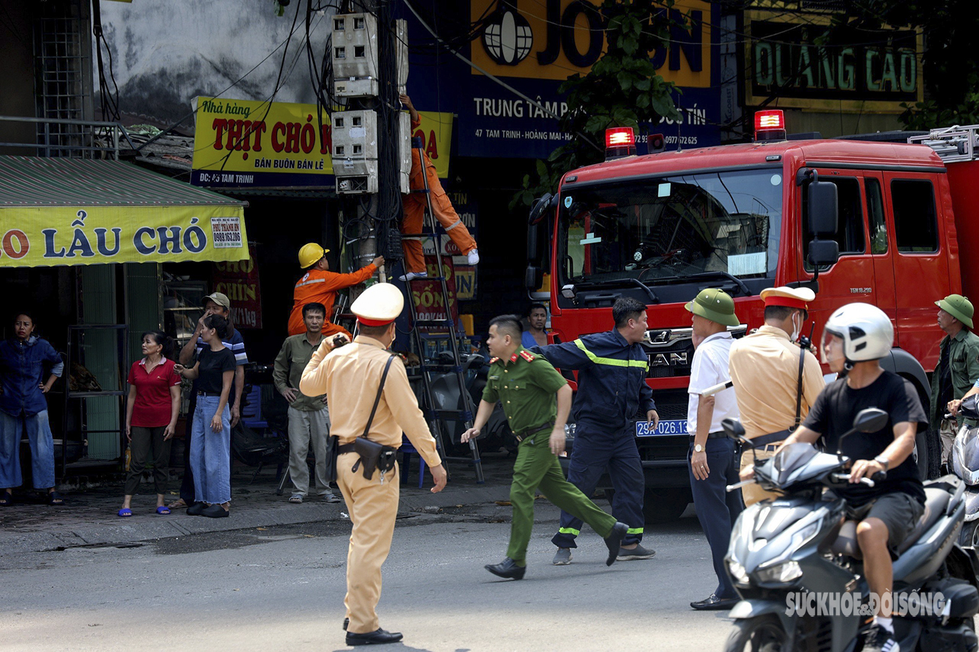 Cảnh sát PCCC&CNCH nhanh chóng dập tắt vụ hỏa hoạn trên đường Tam Trinh, Hà Nội - Ảnh 4.