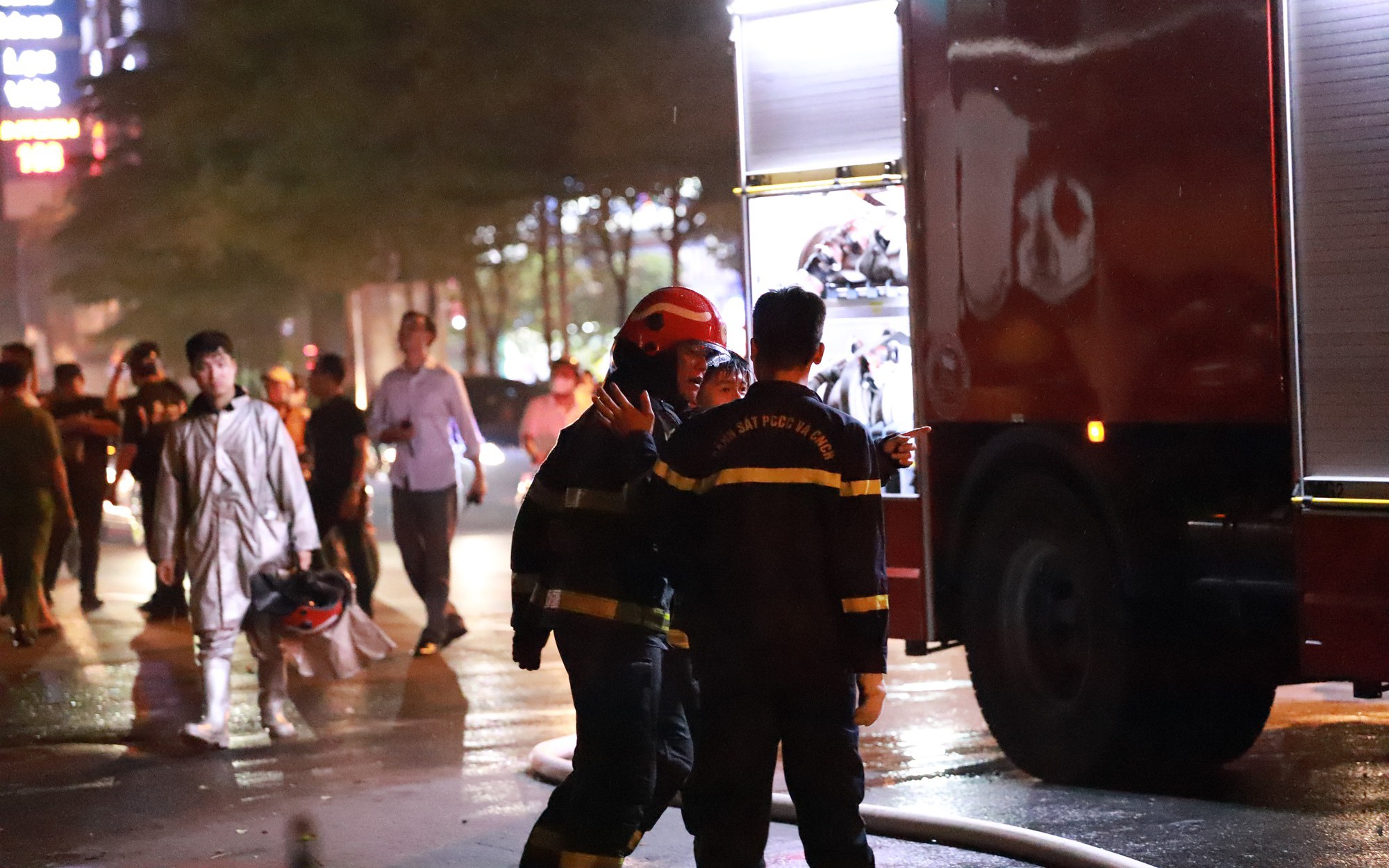 Hà Nội: Nhà 6 tầng bất ngờ bốc cháy, người dân hoảng loạn tìm cách tháo chạy