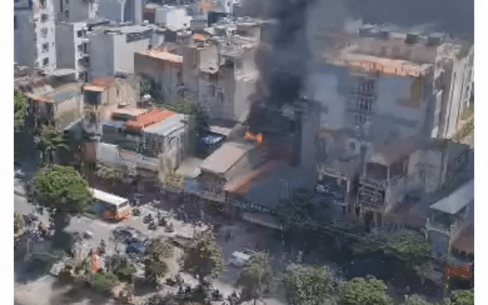 Hà Nội: Nhà 3 tầng bốc cháy dữ dội, khói đen bốc cao nghi ngút