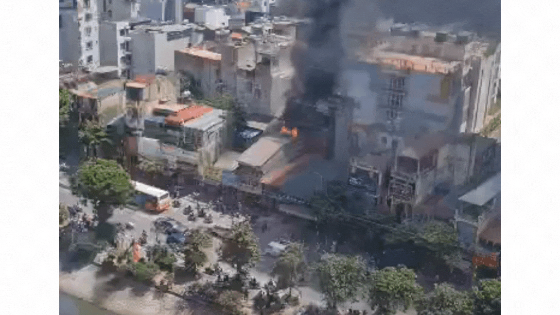 Chập điện &quot;tầng tum&quot; là nguyên nhân khiến nhà dân tại quận Hoàng Mai bốc cháy dữ dội - Ảnh 3.
