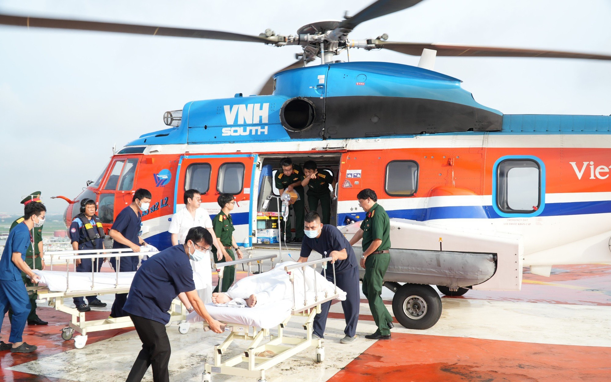 3 ngư dân Trường Sa nguy kịch được trực thăng đưa về đất liền điều trị