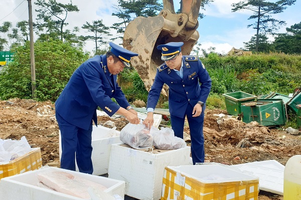 Lâm Đồng - Tiêu hủy 191 kg thực phẩm đông lạnh không rõ nguồn gốc - Ảnh 2.