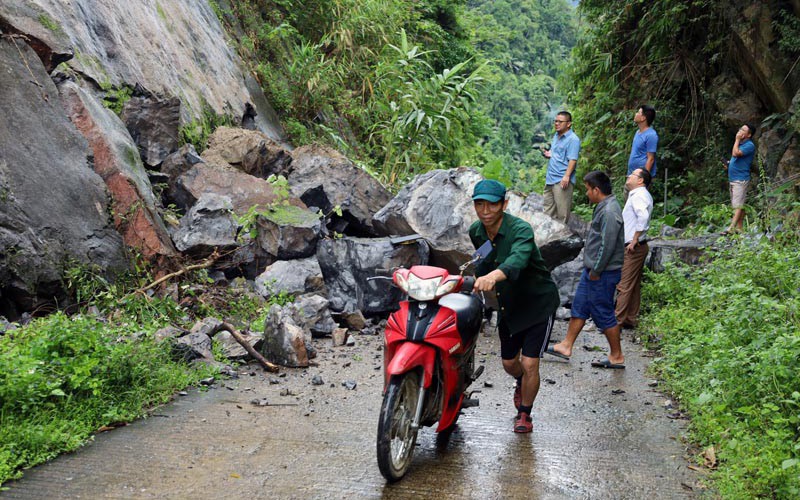 Mùa mưa bão cận kề, hơn 1.000 hộ dân sống trong lo sợ núi đè