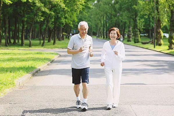 Đi bộ, nhất là đi bộ nhanh từ sớm giúp bạn có thể ngăn ngừa được các bệnh cao huyết áp, béo phì, tiểu đường, đột quỵ, xương khớp… Ảnh minh họa