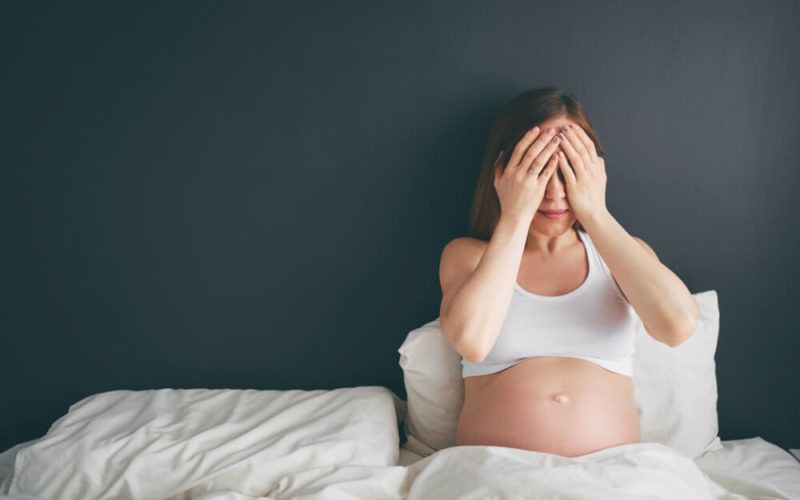 Cách giảm triệu chứng khó chịu của bệnh đau mắt đỏ khi mang thai