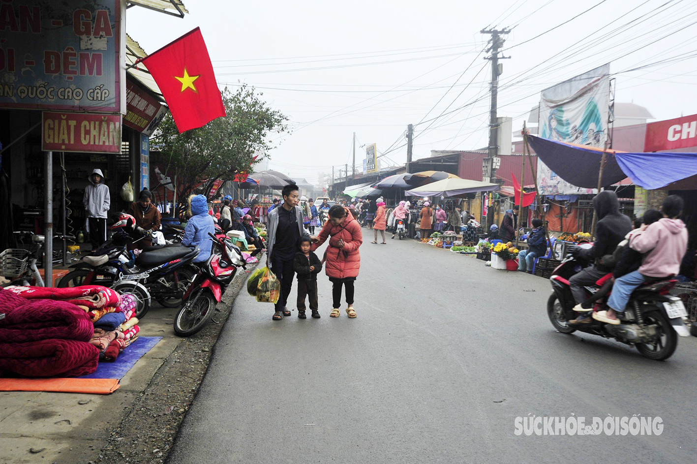 Rực rỡ sắc màu phiên chợ cuối năm của dân tộc Mông ở Pà Cò- Ảnh 1.