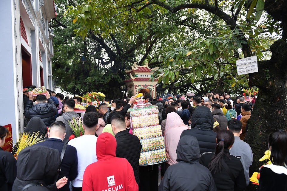 Người dân đội mưa rét đi lễ Phủ Tây Hồ trong ngày mùng 1 tháng Chạp- Ảnh 2.