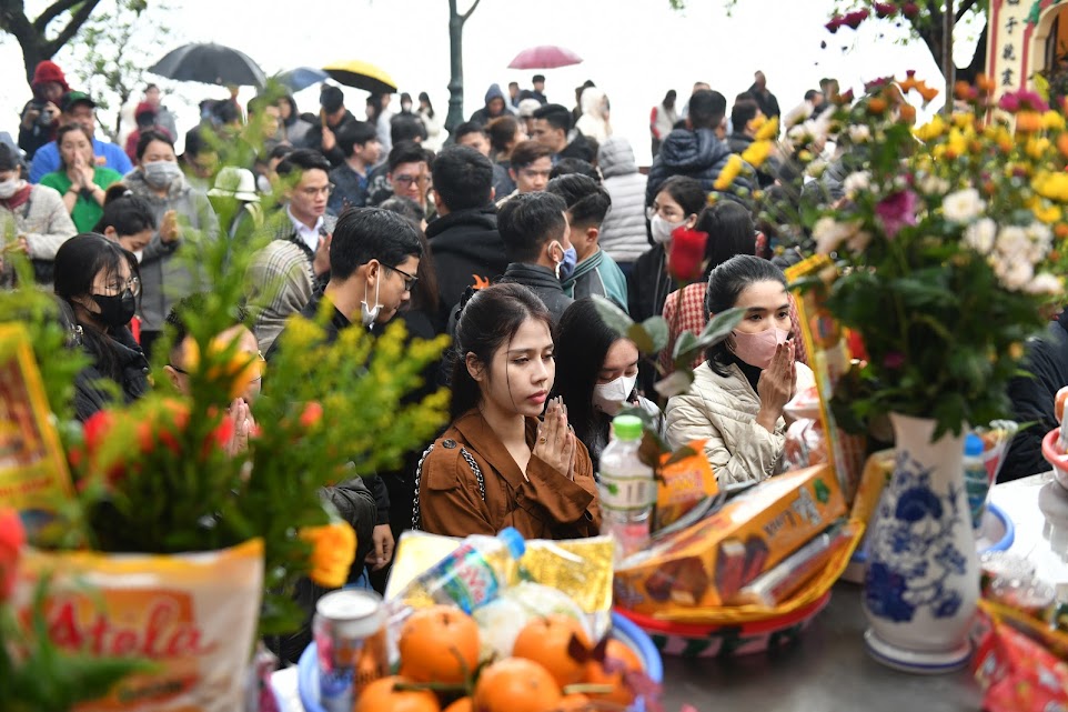 Người dân đội mưa rét đi lễ Phủ Tây Hồ trong ngày mùng 1 tháng Chạp- Ảnh 9.
