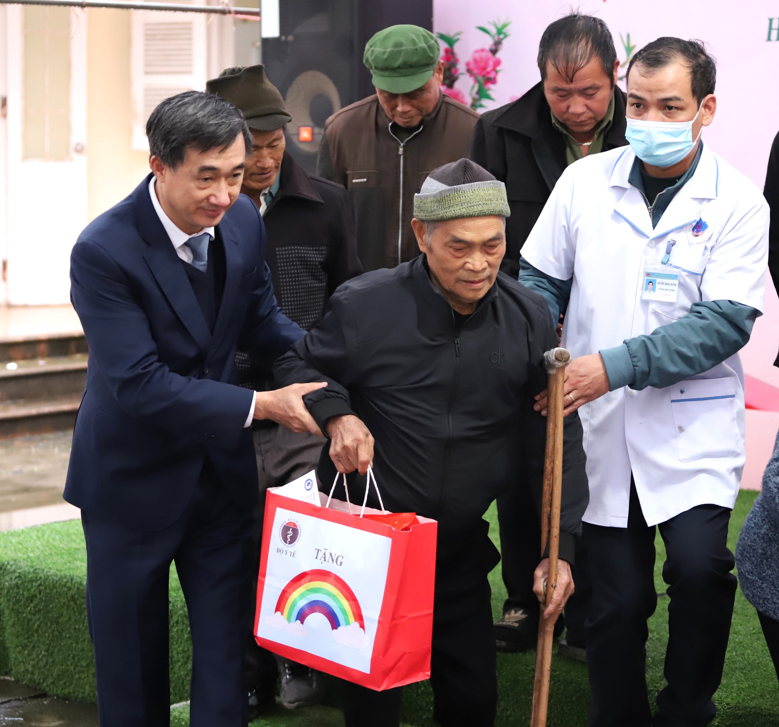 Thứ trưởng Bộ Y tế tham gia chương trình khám bệnh miễn phí tại huyện nghèo Bắc Hà- Ảnh 12.