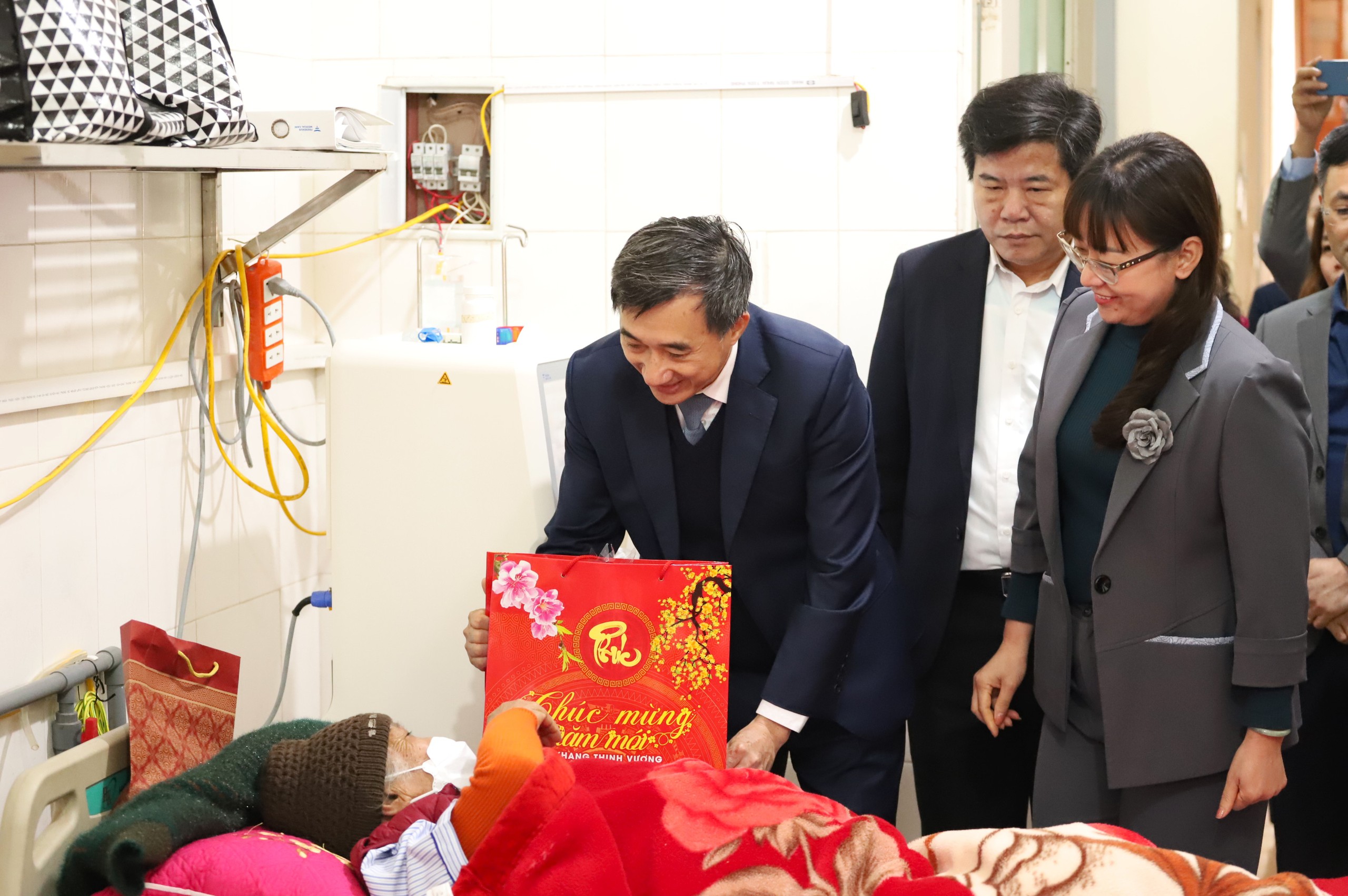 Thứ trưởng Bộ Y tế tham gia chương trình khám bệnh miễn phí tại huyện nghèo Bắc Hà- Ảnh 14.