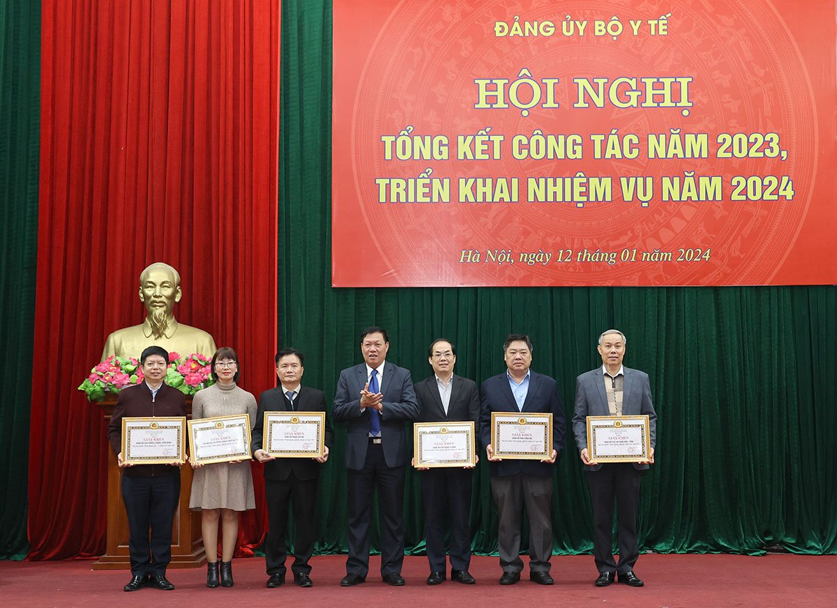 Đảng ủy Bộ Y tế tổng kết công tác Đảng năm 2023, triển khai nhiệm vụ năm 2024
- Ảnh 9.