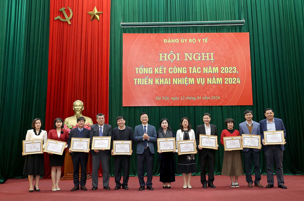 Đảng ủy Bộ Y tế tổng kết công tác Đảng năm 2023, triển khai nhiệm vụ năm 2024
- Ảnh 10.