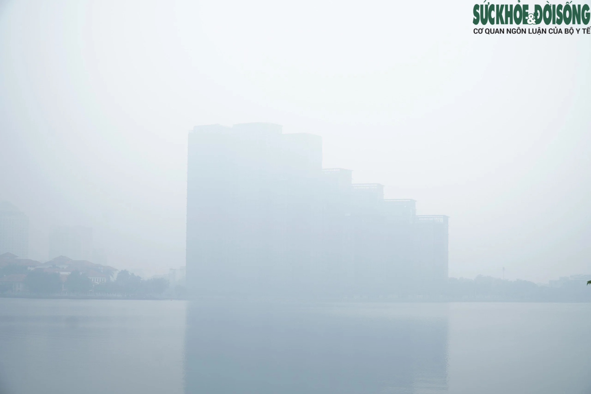 Mưa lạnh, sương mù 'nuốt chửng' loạt tòa chung cư cao tầng ở Hà Nội- Ảnh 1.