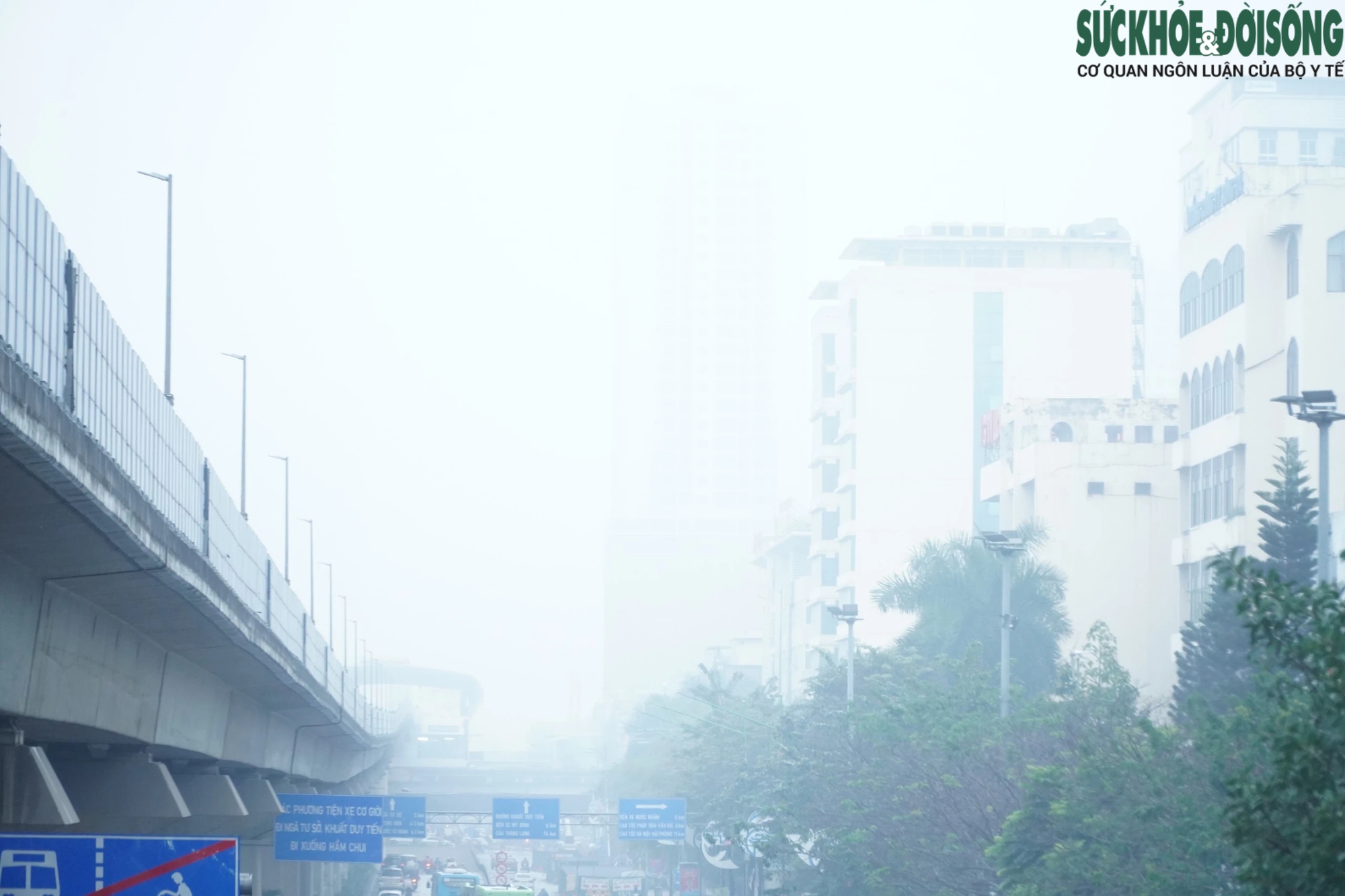 Mưa lạnh, sương mù 'nuốt chửng' loạt tòa chung cư cao tầng ở Hà Nội- Ảnh 2.