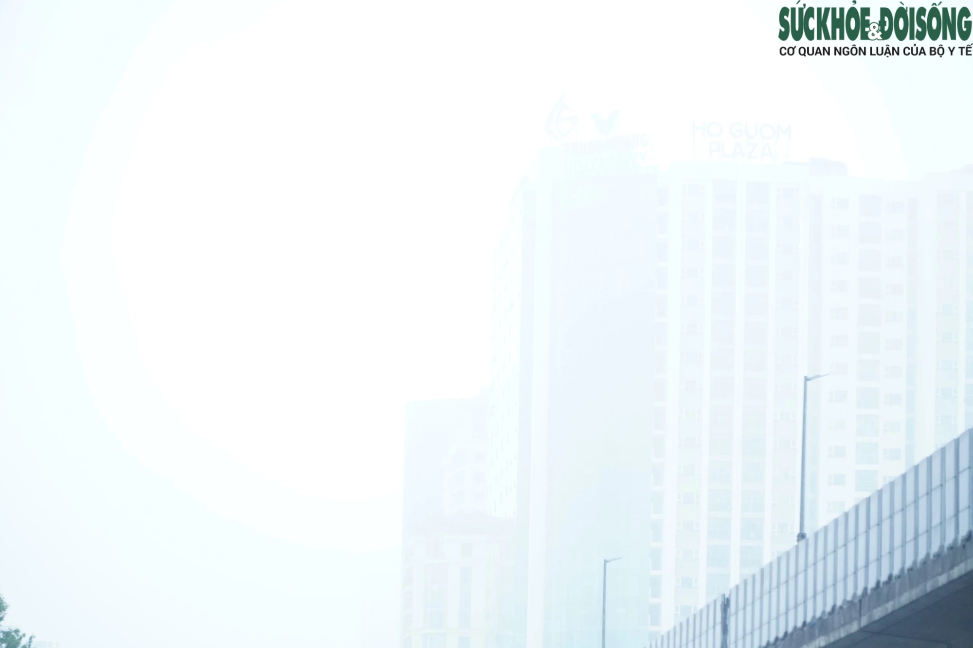 Mưa lạnh, sương mù 'nuốt chửng' loạt tòa chung cư cao tầng ở Hà Nội- Ảnh 3.