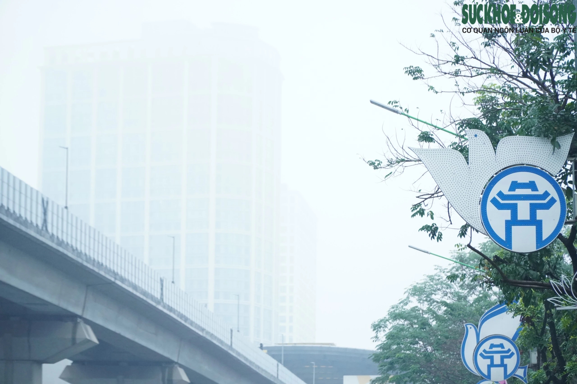 Mưa lạnh, sương mù 'nuốt chửng' loạt tòa chung cư cao tầng ở Hà Nội- Ảnh 4.