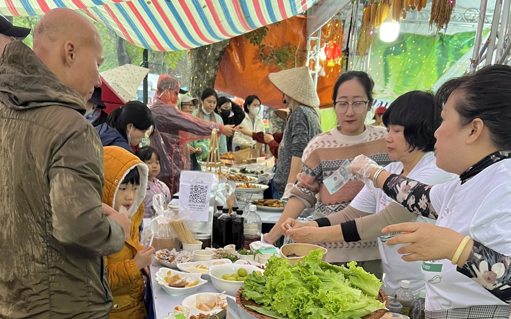 Hàng nghìn người đội mưa rét đến mua sắm, thưởng thức món chay tại Hà Nội