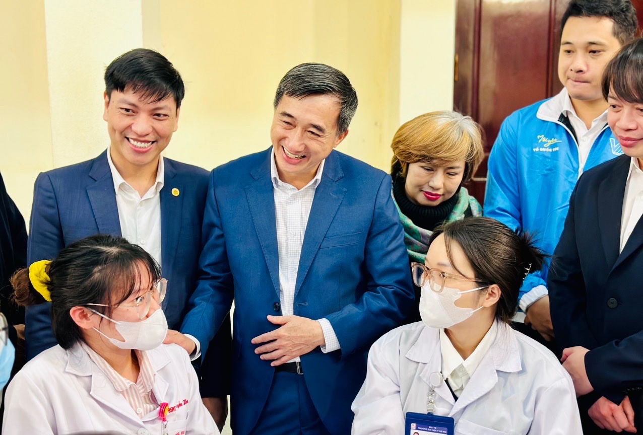 Bộ Y tế và Hội Thầy thuốc trẻ mang 'quà' sức khỏe cho người dân dịp Tết đến Xuân về- Ảnh 7.